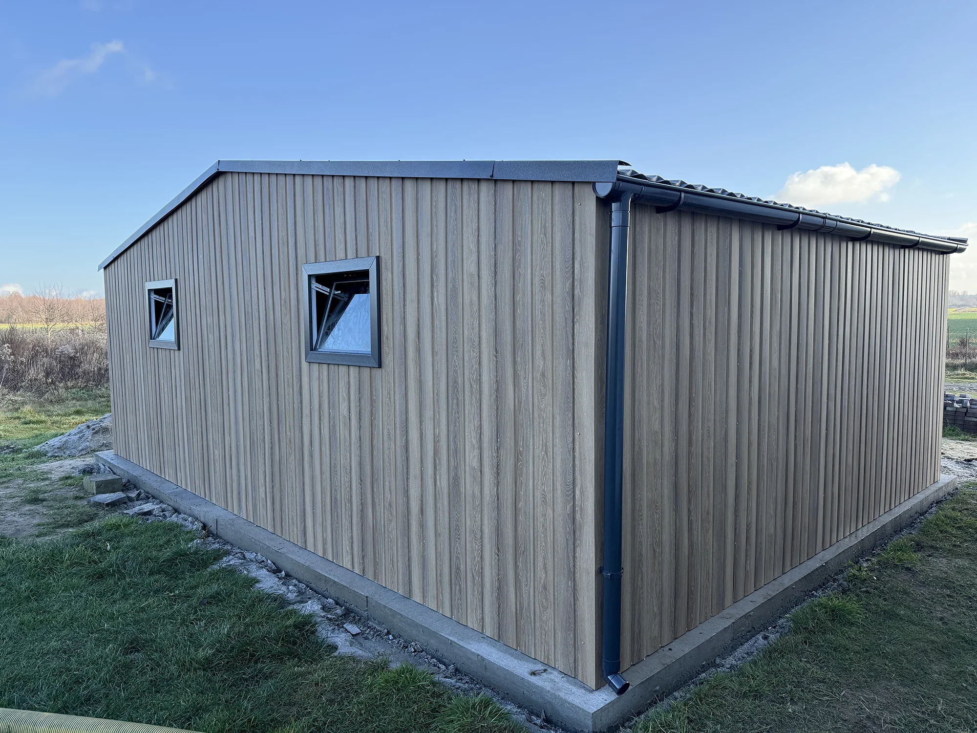 7x6 m-es acélgarázs fémcseréppel – dió és grafit - Image 3