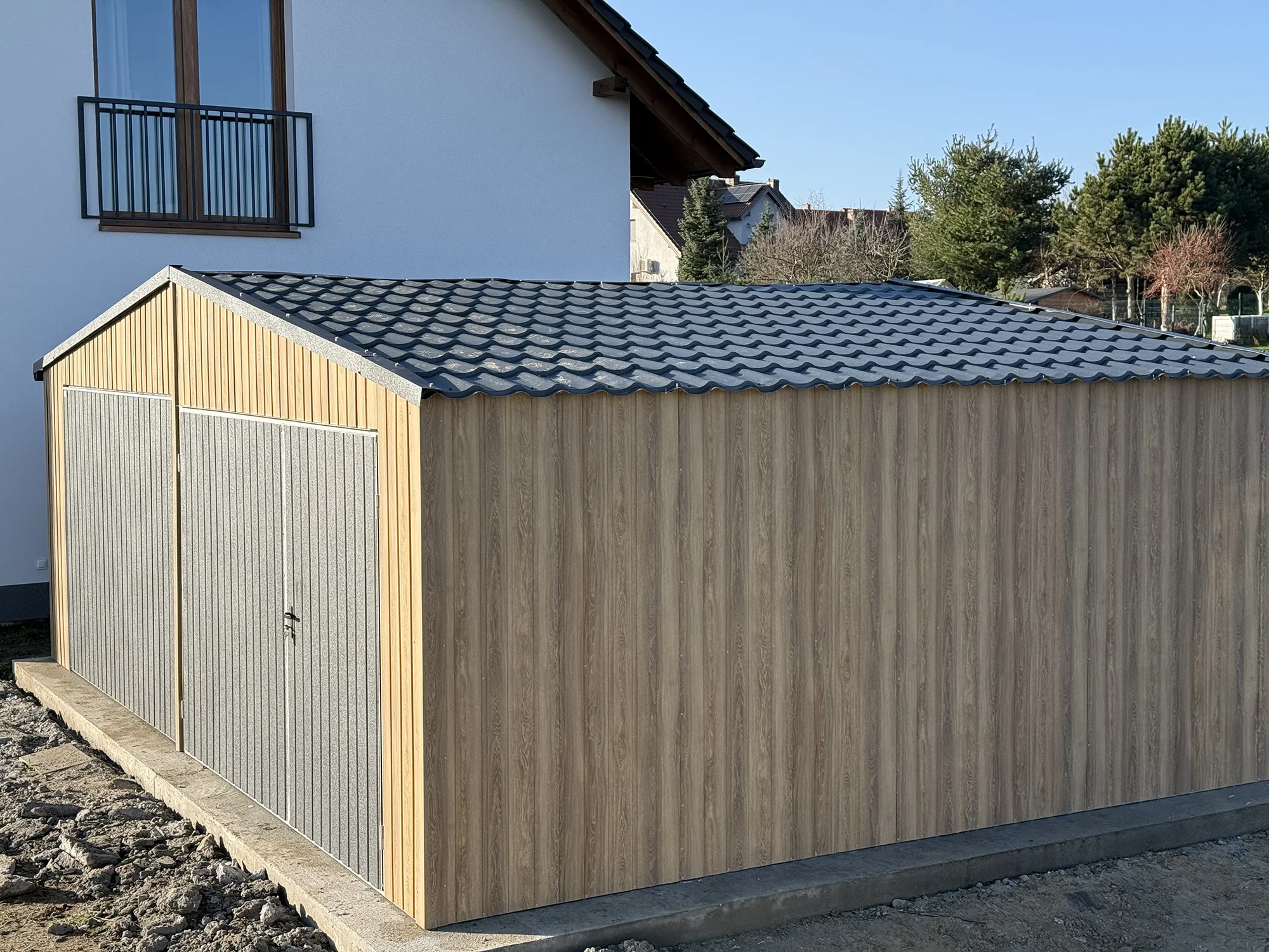 7x6 m-es acélgarázs fémcseréppel – dió és grafit - Image 4