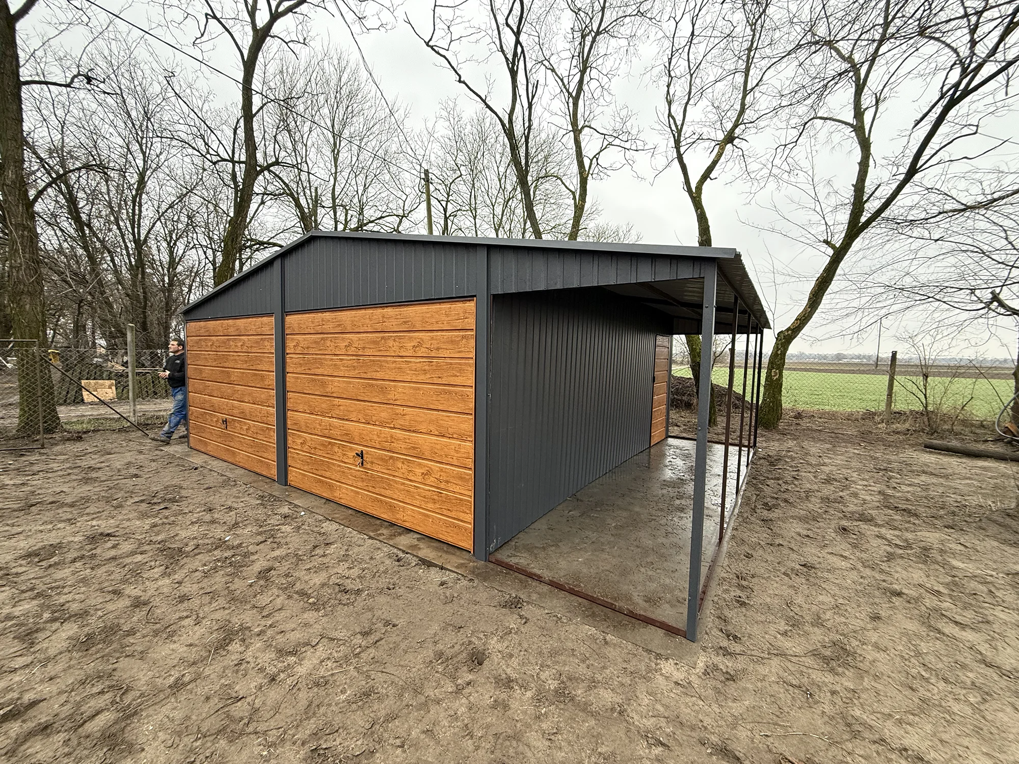 Lemezgarázs 6x5 m + 1,5x5 m-es féltető, grafit, nyeregtető